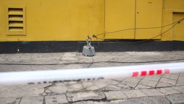 Una lámpara en el suelo tras los intensos vientos. (Rosario3.com)