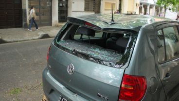 Un auto estacionado debajo de la obra en construcción sufrió daños al caerle un palo de madera. (Rosario3.com)