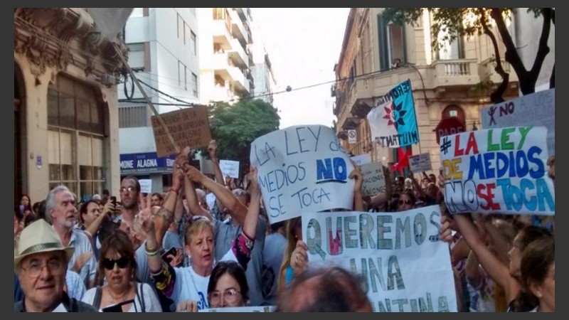 La cautelar se mantendrá hasta que se decida el planteo de fondo, relativo a la validez de los decretos presidenciales.