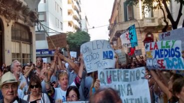 La cautelar se mantendrá hasta que se decida el planteo de fondo, relativo a la validez de los decretos presidenciales.