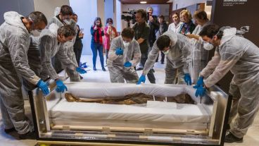 Expertos tomaron los recaudos necesarios para mudar el cuerpo al Museo Arqueológico Nacional también ubicado en Madrid. (EFE)