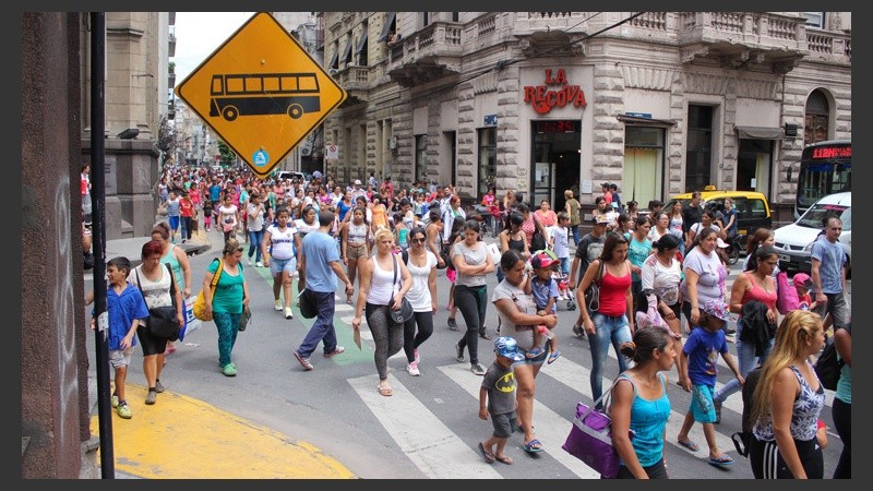 Un nutrido grupo de personas reclamó por las calles de la ciudad. (Rosario3.com)