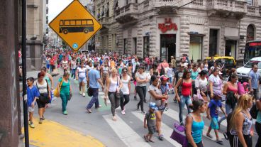 Un nutrido grupo de personas reclamó por las calles de la ciudad. (Rosario3.com)