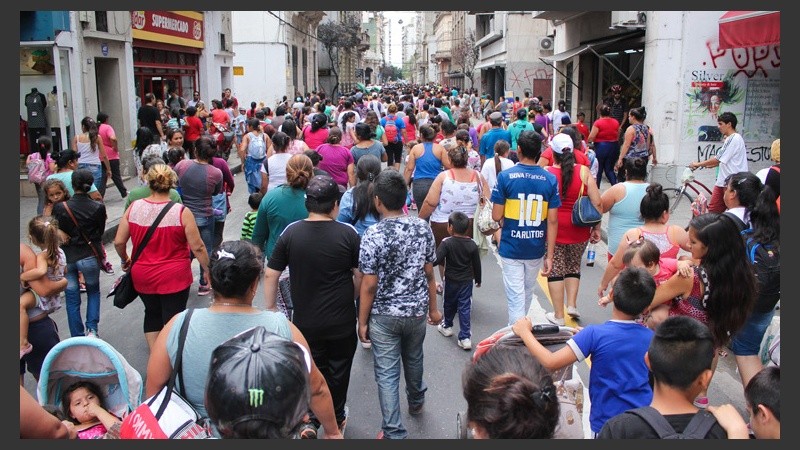 La columan de gente este martes en el microcentro. (Rosario3.com)
