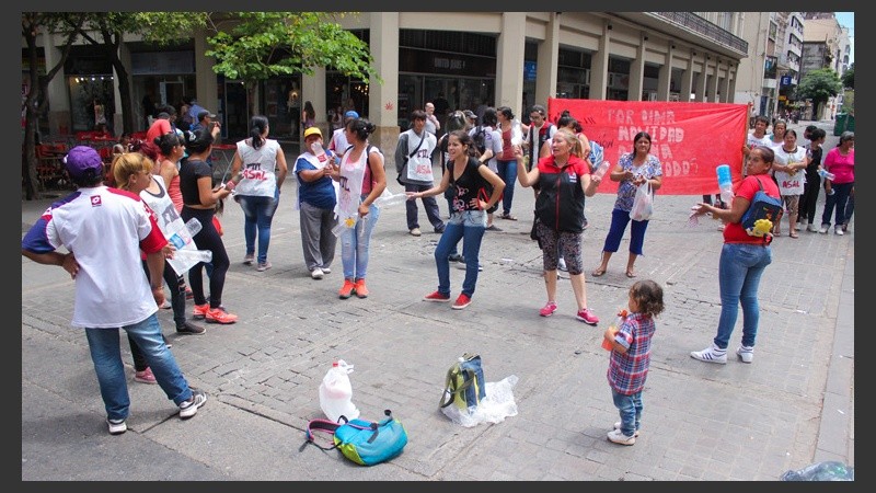 En Maipú y Córdoba, integrantes del Frente de Organizaciones en Lucha (FOL) también protestaron. (Rosario3.com)