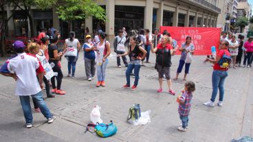 En Maipú y Córdoba, integrantes del Frente de Organizaciones en Lucha (FOL) también protestaron. (Rosario3.com)