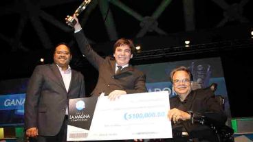 Lucas Salvador ganó una beca de $100,000 US dólares para estudios universitarios.