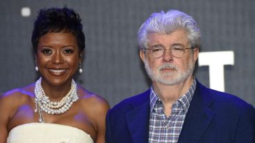 George Lucas junto a su esposa en la avat premiere en Inglaterra. (EFE)