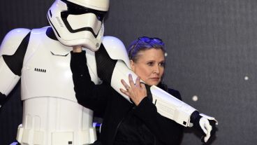 Carrie Fisher posa junto a uno de los personajes Stormtrooper este miércoles. (EFE)