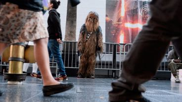 Un Chewbacca visto en Hollywood esperando por el estreno. (EFE)