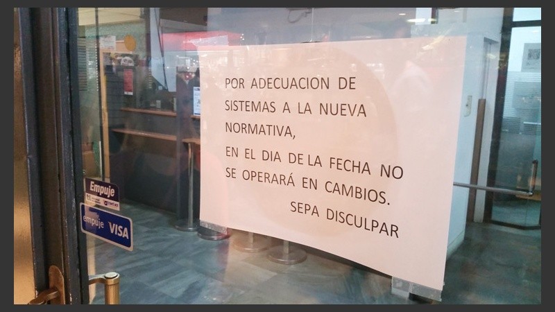El cartel en Daminato, una tradicional casa de cambio de la ciudad.
