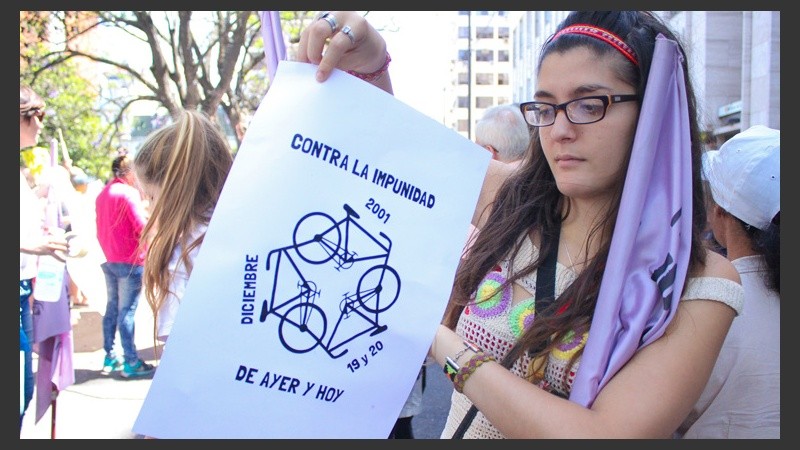 Postales del acto recordando a las víctimas de la represión del 2001 frente a los Tribunales provinciales. (Rosario3.com)