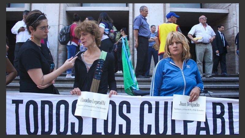 Postales del acto recordando a las víctimas de la represión del 2001 frente a los Tribunales provinciales. (Rosario3.com)