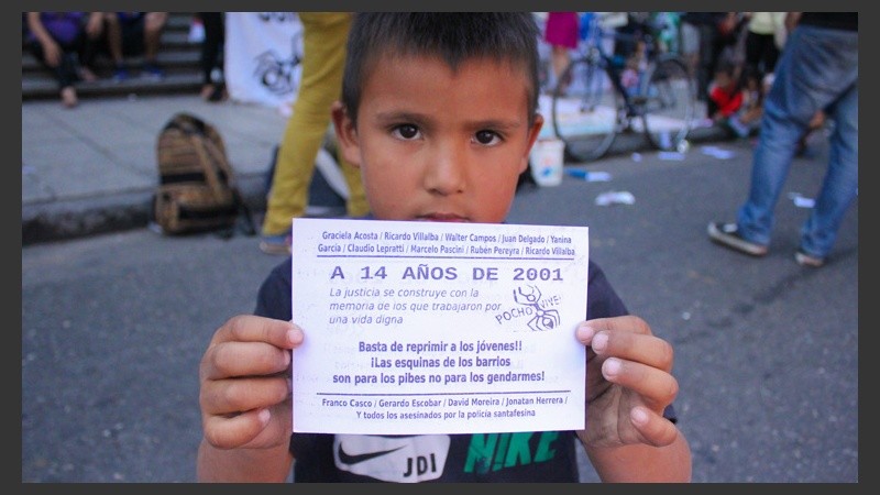 Postales del acto recordando a las víctimas de la represión del 2001 frente a los Tribunales provinciales. (Rosario3.com)