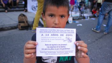 Postales del acto recordando a las víctimas de la represión del 2001 frente a los Tribunales provinciales. (Rosario3.com)