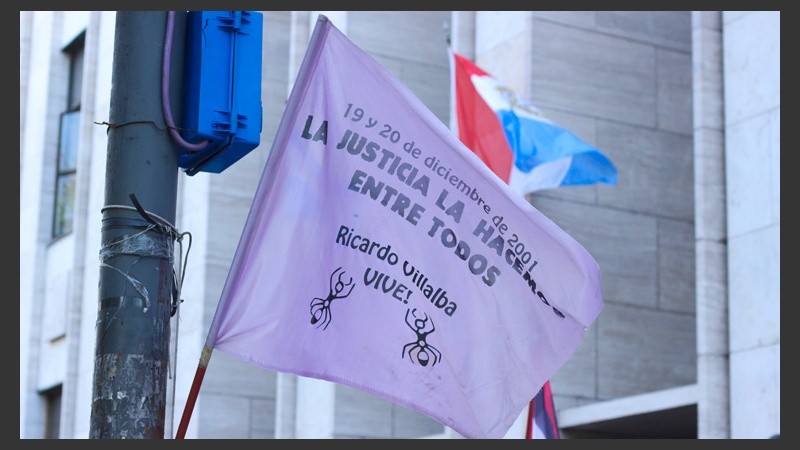 Postales del acto recordando a las víctimas de la represión del 2001 frente a los Tribunales provinciales. (Rosario3.com)