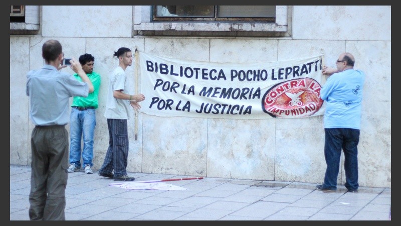 Postales del acto recordando a las víctimas de la represión del 2001 frente a los Tribunales provinciales. (Rosario3.com)