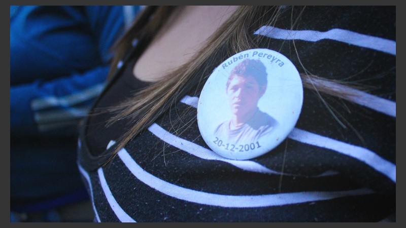 Postales del acto recordando a las víctimas de la represión del 2001 frente a los Tribunales provinciales. (Rosario3.com)