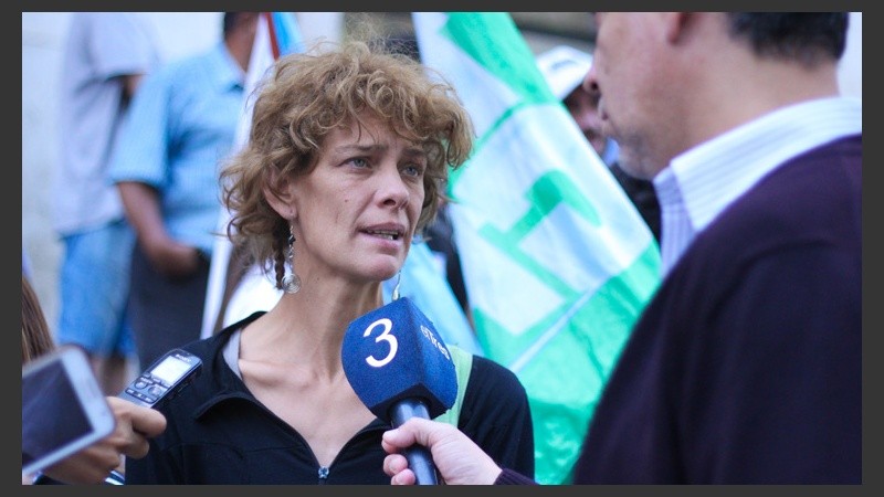 Postales del acto recordando a las víctimas de la represión del 2001 frente a los Tribunales provinciales. (Rosario3.com)