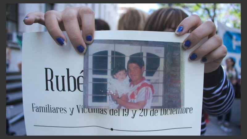 Postales del acto recordando a las víctimas de la represión del 2001 frente a los Tribunales provinciales. (Rosario3.com)