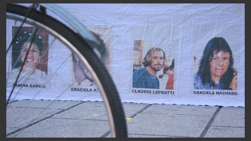 Postales del acto recordando a las víctimas de la represión del 2001 frente a los Tribunales provinciales. (Rosario3.com)