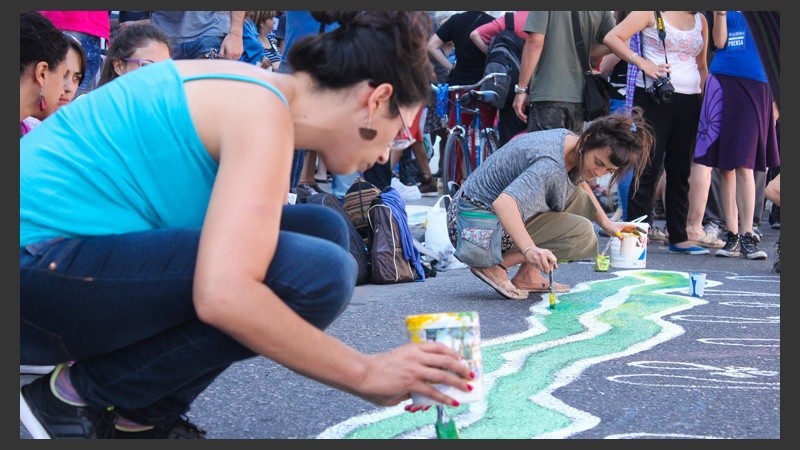 Postales del acto recordando a las víctimas de la represión del 2001 frente a los Tribunales provinciales. (Rosario3.com)