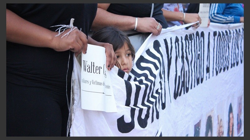 Postales del acto recordando a las víctimas de la represión del 2001 frente a los Tribunales provinciales. (Rosario3.com)