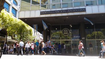 El Banco Nación autorizó operaciones de divisas solamente a los clientes de la entidad.