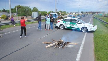 Gendarmería en uno de los cortes. Los manifestantes pidieron por derechos sociales. (Alan Monzón/Rosario3.com)