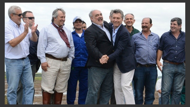 Macri bailó chamamé con todos en Corrientes. 