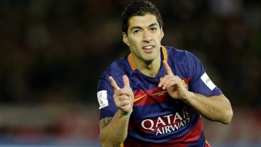 El goleador del partido, el uruguayo Luis Suárez, festejando uno de sus dos tantos. (EFE)