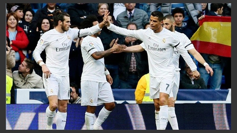 Bale, que marcó cuatro, se saluda con Ronaldo, que marcó dos.