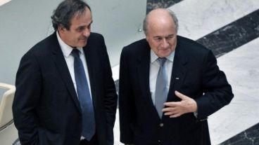 Los presidentes de la FIFA y de la UEFA fueron acusados por el pago de una coima de 2 millones de euros.