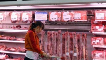 Reclaman que "el supermercadismo" baje los precios de la carne.