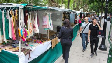 La Feria Muy Navideña en plaza Pringles estará hasta el 23 de diciembre. (Rosario3.com)