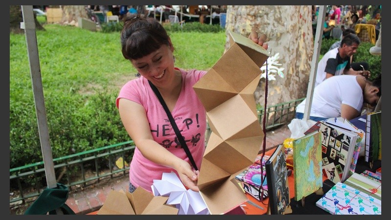 Una mujer muestra parte de su artesanía con papel en uno de los puestos de la feria. (Rosario3.com)