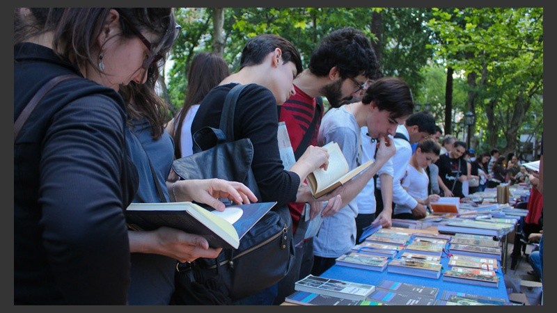 La Biblioteca Nacional realizó una Feria de Libros en plaza Pringles. (Alan Monzón/Rosario3.com)