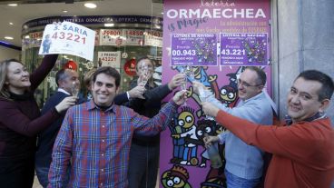 Los trabajadores de la casa de lotería número uno de Bilbao festejan el reparto de los quintos premios del sorteo de Navidad. (EFE)