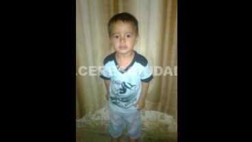 Maxi mide 80 centímetros y tiene tez trigueña, cabellos castaños y ojos marrones.