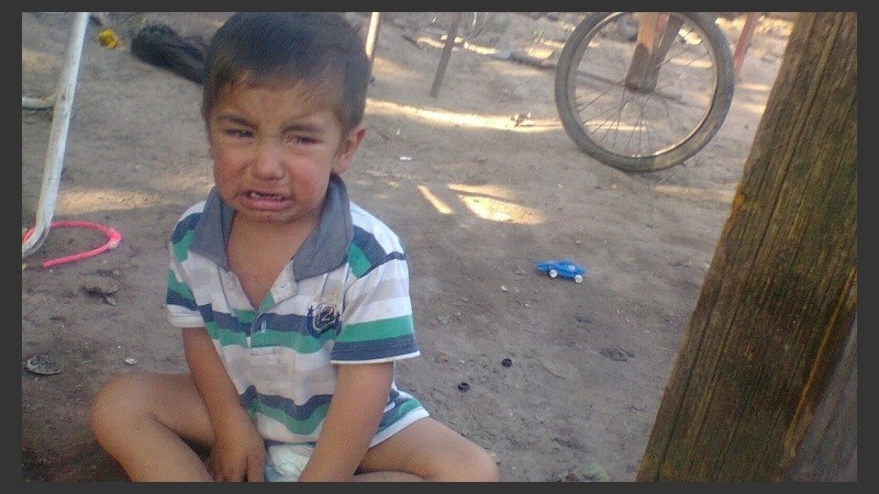 El niño de 5 años falta de su casa. 