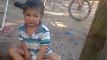 El niño de 5 años falta de su casa.