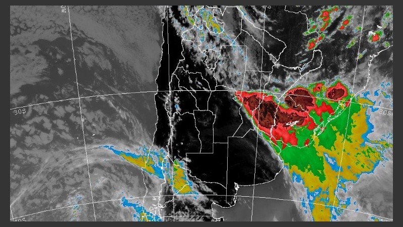 La imagen satelital marca en rojo las tormentas más severas.