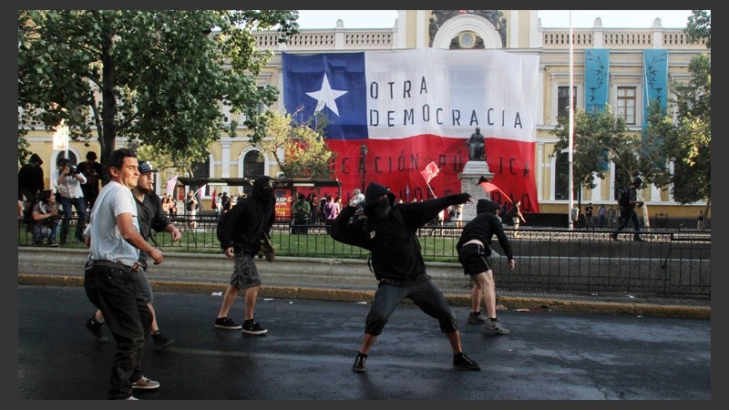 Estudiantes marcharon y se enfrentaron con los carabineros de Santiago. (EFE)