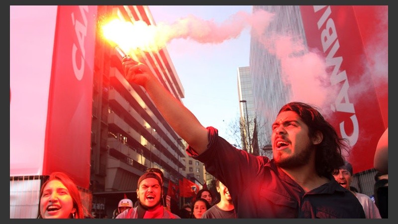 Las calles de la ciudad de Santiago volvieron a ser testigos de una manifestación estudiantil. (EFE)