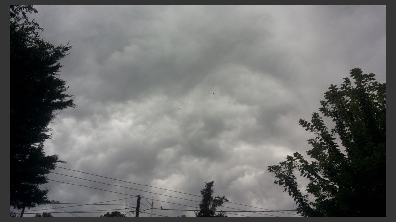 El cielo amaga con despejarse hacia la tarde. 