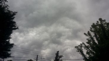 El cielo amaga con despejarse hacia la tarde.