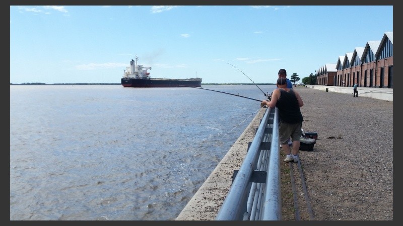 El río crece y crece. 