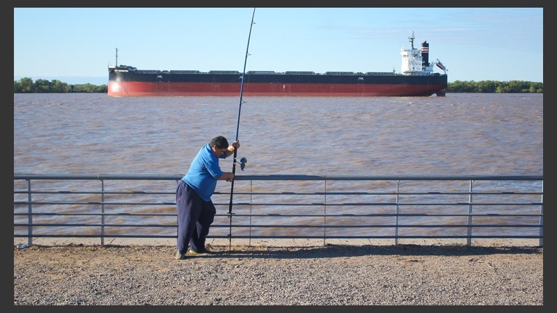 El río crece y crece. 