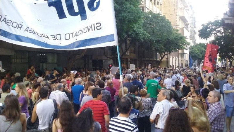 Una de las concentraciones frente al Afsca Rosario para defender la ley de medios.