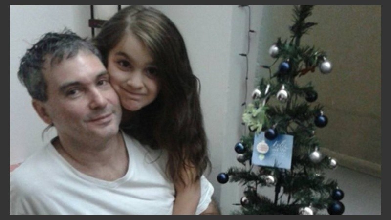 Luciana y su papá Juan Pablo esperan juntos la Navidad.